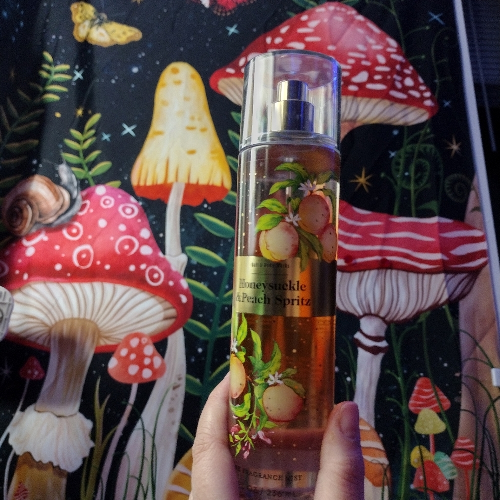 Bath & Body Works honeysuckle and peach Spritz